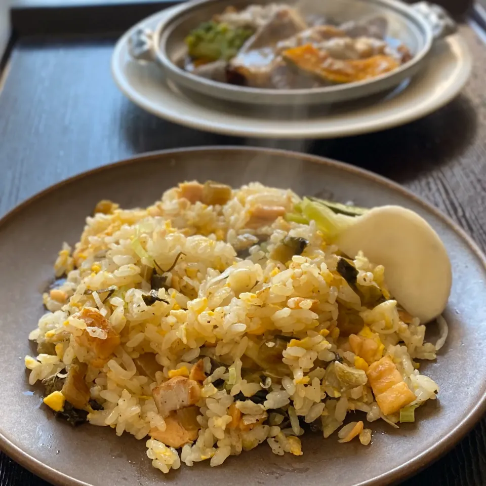 Snapdishの料理写真:昼ごはん☀️☀️☀️断酒361日目　　　　　　　　野沢菜漬けと鮭炒飯と牛肉の朴葉焼き。|ぽんたさん