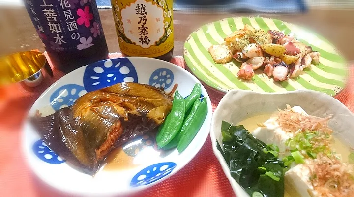 かれいの煮付け❇️
 温豆腐
 新じゃがとたこ🐙ガーリック炒め|びせんさん