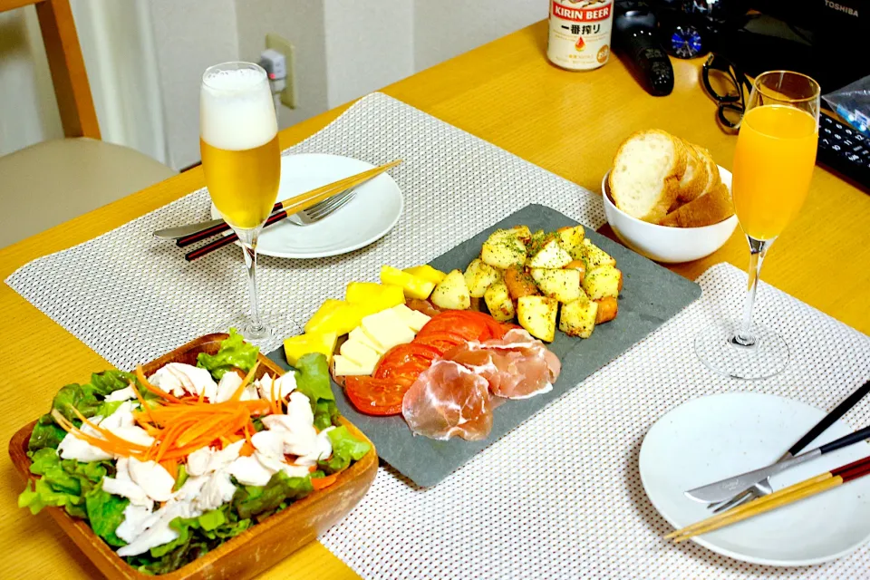 おつまみ de 晩ご飯🥂😋ササミサラダ生ハムトマトチーズパインパンジャーマンポテト|walnutさん