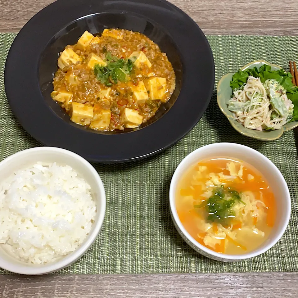 ご飯 四川風麻婆豆腐 卵と人参の中華スープ ブロッコリーとハムの春雨サラダ|m iさん