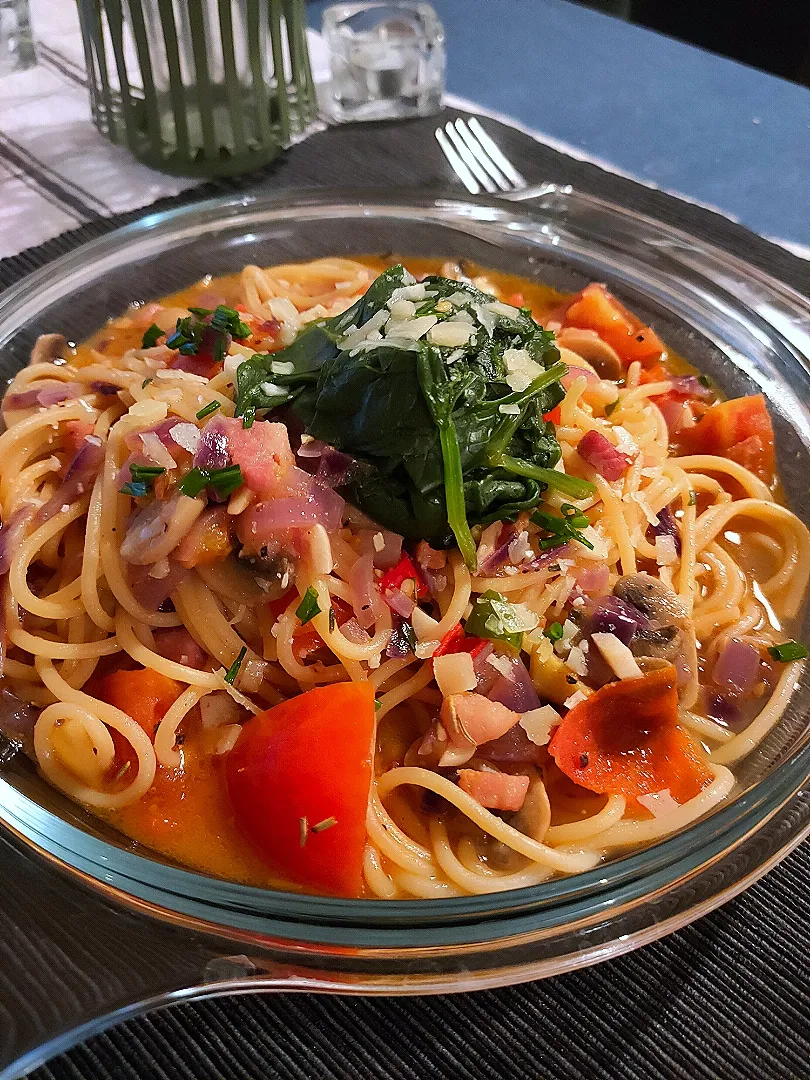 Tomato mushroom onion beacon chilli sauce spaghetti with spinach|KK_cookさん