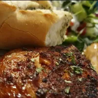 Chicken breast fillet with salad and herb baguette|Nils Eversさん