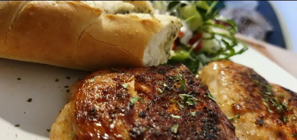 Chicken breast fillet with salad and herb baguette|Nils Eversさん