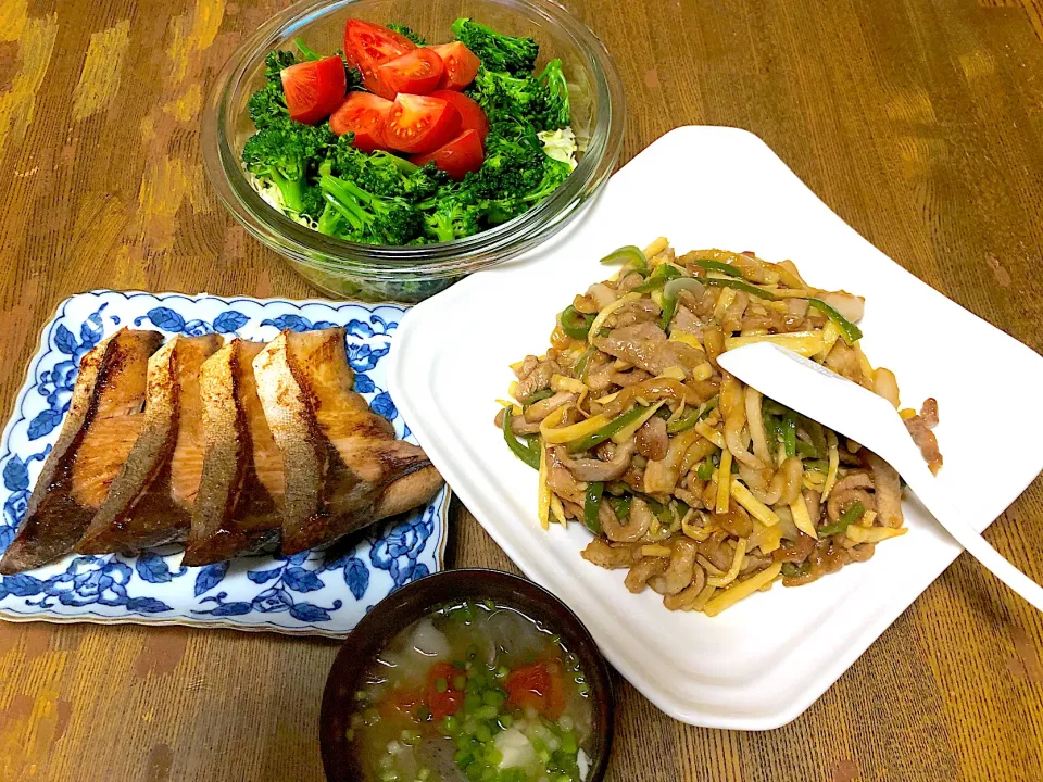 鰤照り焼き  グリーンサラダ  青椒肉絲  豚汁|ブンタさん