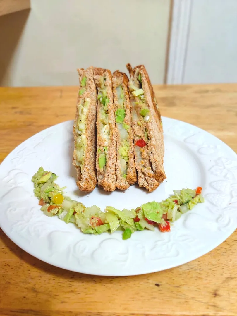 Avocado sandwich with salad|drakhyaさん