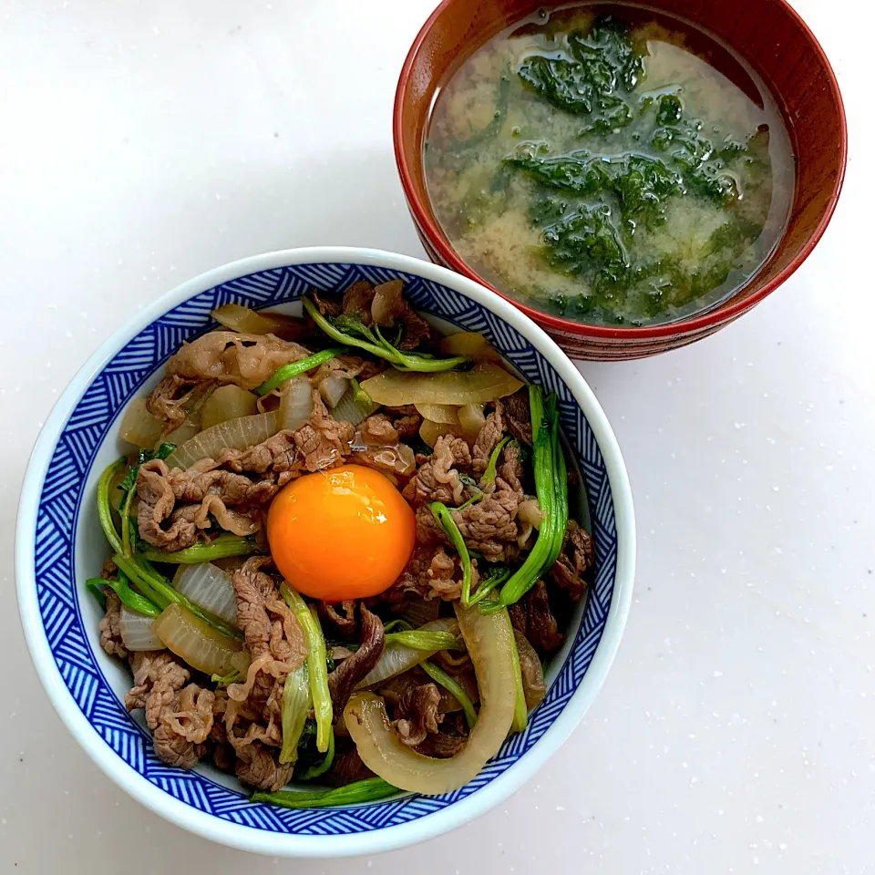 セリと新玉ねぎの牛丼|satoeさん