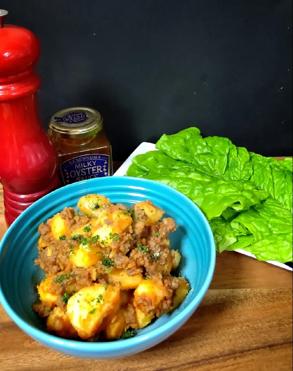 山本真希さんの料理 じゃがいもとひき肉のオイケチャ炒めをサラダ菜で包みながら食べるや〜つ！|☆Yumi☆さん