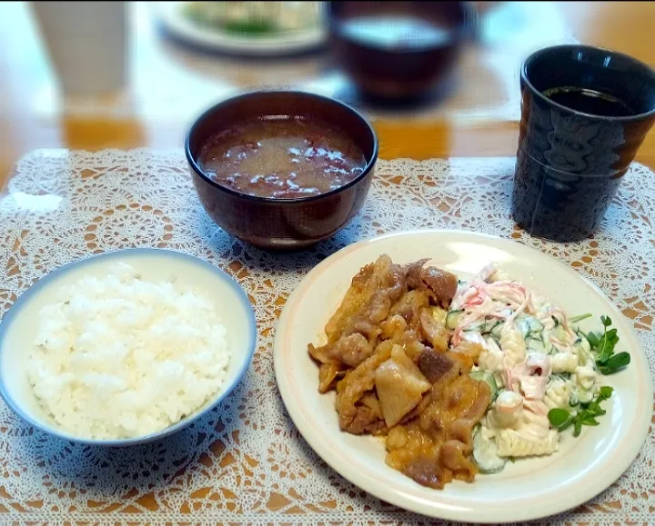 在宅勤務の娘と
 おうちランチ
＊牛カルビー焼き
＊マカロニサラダ|🌻ako ·͜·♡peco🌻さん