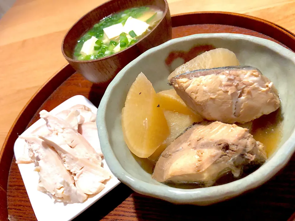 Snapdishの料理写真:ぶり大根、豆腐お味噌汁、鶏ハム|harukaさん