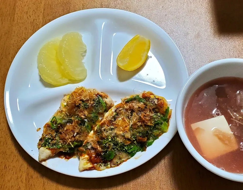 Snapdishの料理写真:ササミのお好み焼き風ピザ
土佐文旦、レモン
豆腐と残り野菜の味噌汁|ナナさん