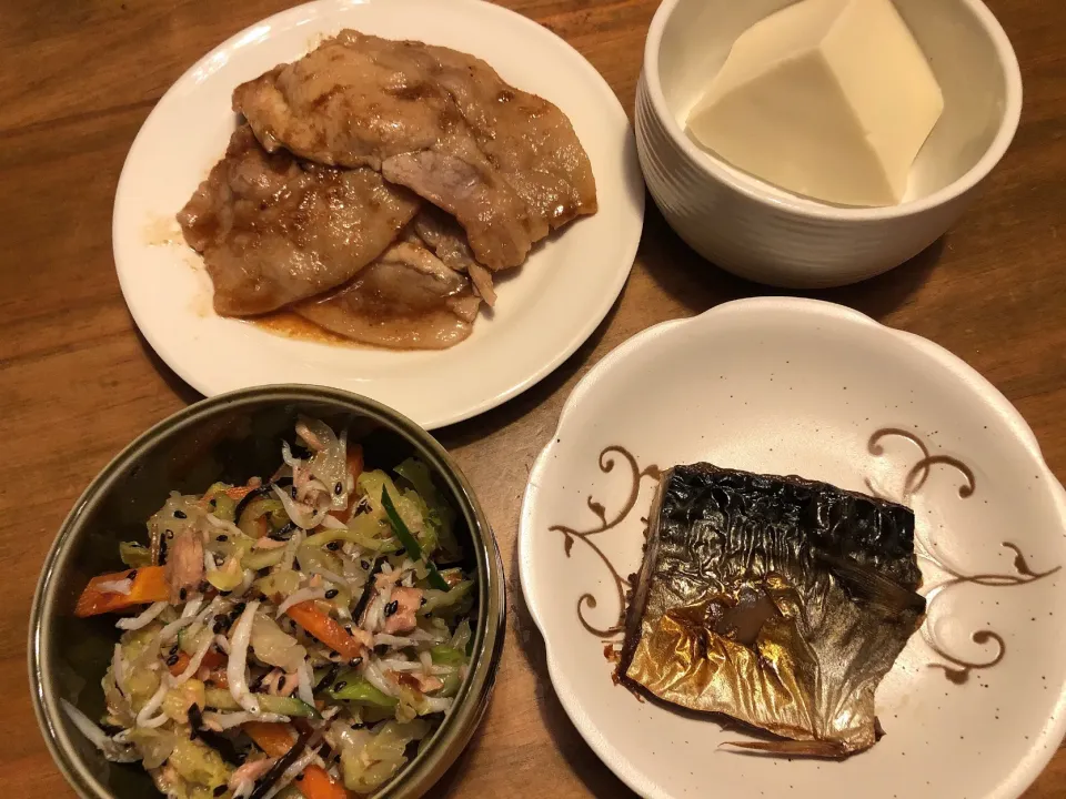 Snapdishの料理写真:焼肉・キャベツと胡瓜のツナ昆布あえ・塩鯖焼き・冷奴|mayuyuさん