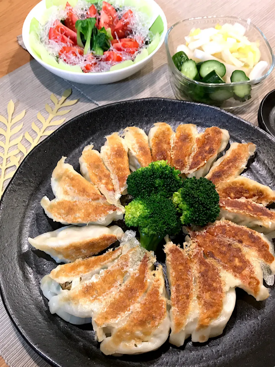 Snapdishの料理写真:キャベツたっぷり羽付き餃子🥟、青梗菜🥬とトマト🍅のサラダ、きゅうり🥒と大根と白菜🥬のぬか漬け|yukinnkoさん