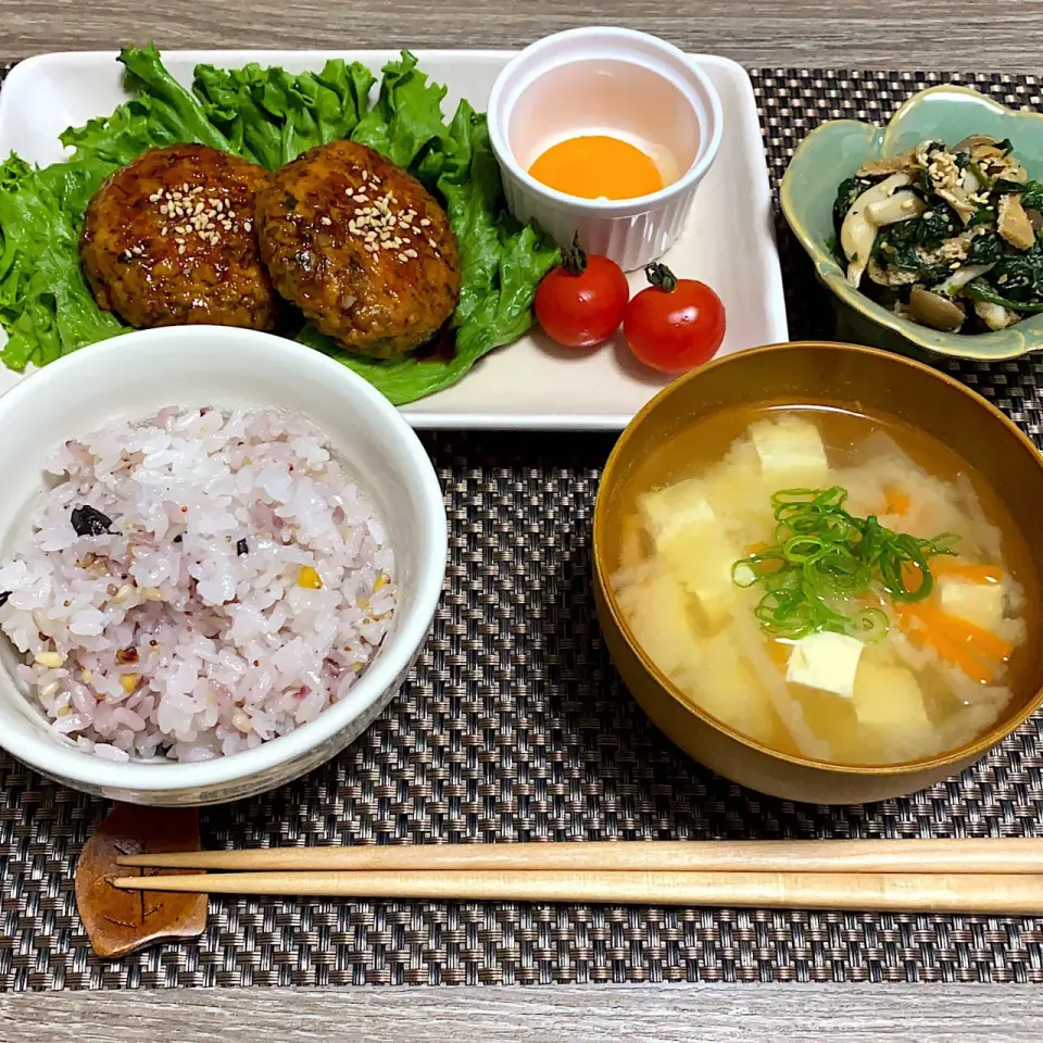 Snapdishの料理写真:月見つくね ほうれん草としめじの胡麻和え 味噌汁 雑穀米|萌伽さん