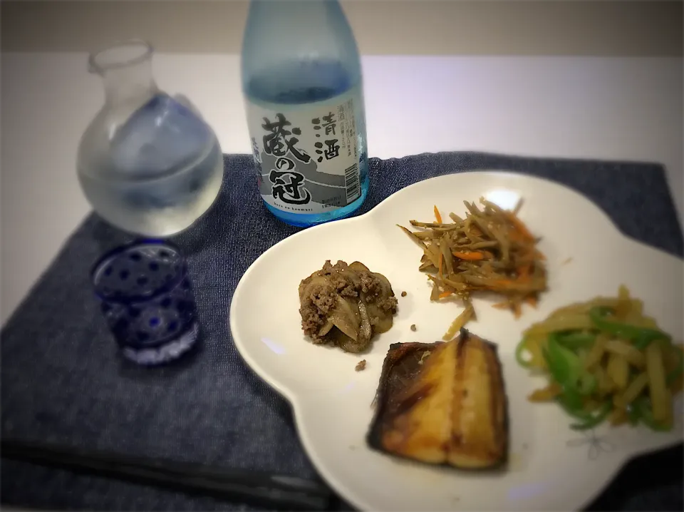 Snapdishの料理写真:鯖塩焼き、肉味噌ごぼう、きんぴらごぼう、ピーマンとジャガイモの炒め物＆蔵の冠|mayさん