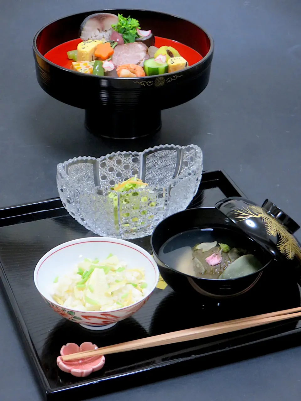 今晩は、八寸盛合わせ（鯖棒鮨、鯛求肥巻き、菜花お浸し、蛍烏賊醤油漬け、湯葉旨煮、こごみお浸し、木耳だし巻き玉子、焼き豚、くじいと寄せ、椎茸旨煮、蒟蒻旨煮、焼きピーマン、蕗青煮、海老玉子胡瓜串、花人参、桜百合根、さつま芋饅頭）春甘藍あっさり漬け、桜鯛桜蒸し 独活 よもぎ麩、筍ご飯|akazawa3さん