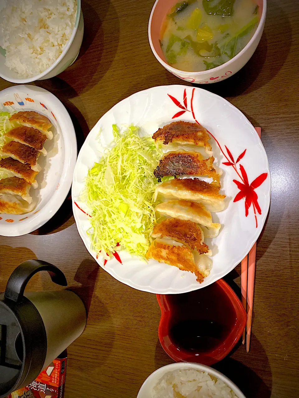 Snapdishの料理写真:焼き餃子　キャベツの千切り　小松菜とわかめのお味噌汁|ch＊K*∀o(^^*)♪さん