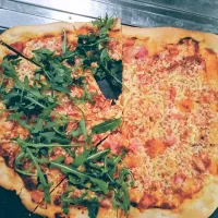 Homemade lactose free bacon pizza with rocket|Helsbelsさん