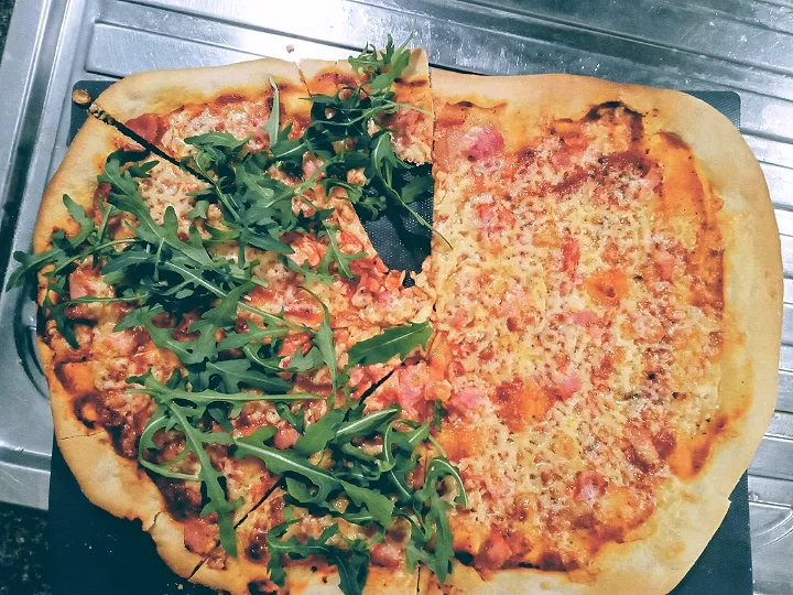 Homemade lactose free bacon pizza with rocket|Helsbelsさん