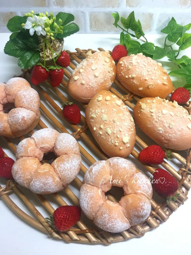 イチゴクリームクランブル🍓とイチゴチョコちぎりパン🍓|あみさん