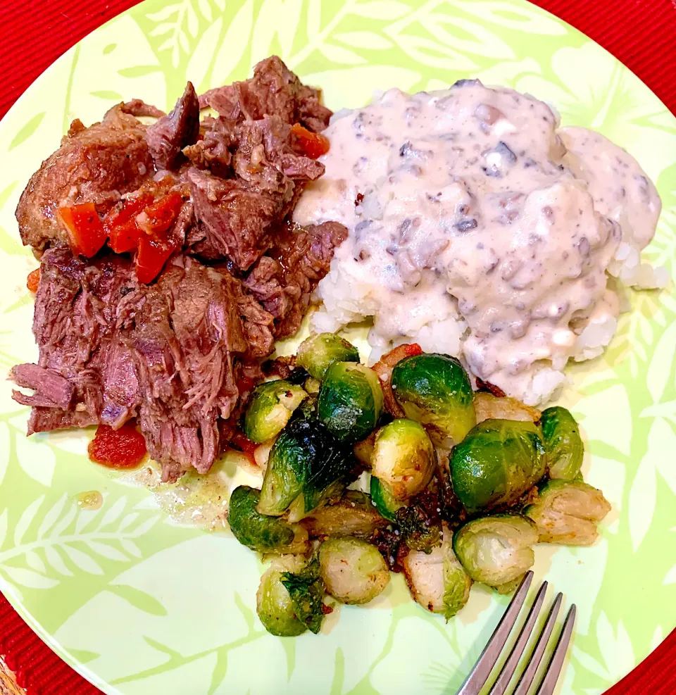 Roast Beef, roasted Brussels sprouts & mashed potatoes with mushroom gravy. 👌|Alma's Home Kitchenさん