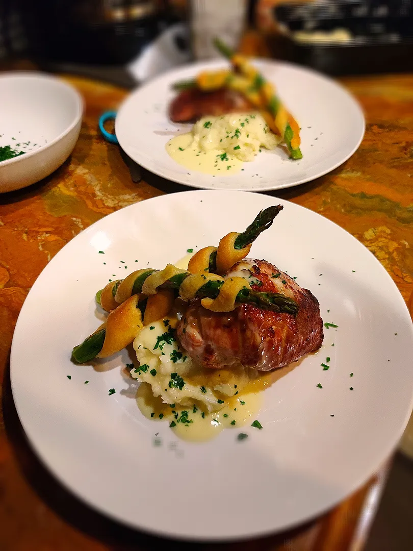 Herby marscapone stuffed chicken with pastry wrapped asparagus, mashed potatoes and citrus cream sauce.|Shawnie Breezyさん