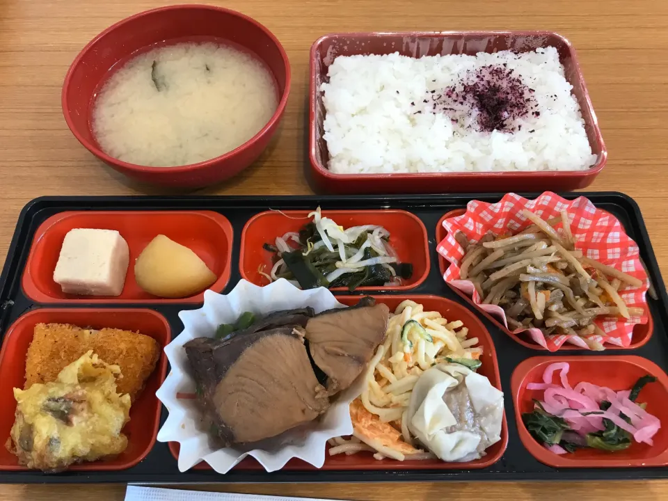 職場のお昼ご飯。汁物付きで165円。感謝〜💞|あやさん