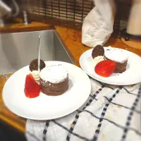 Snapdishの料理写真:Molten chocolate cake|Shawnie Breezyさん