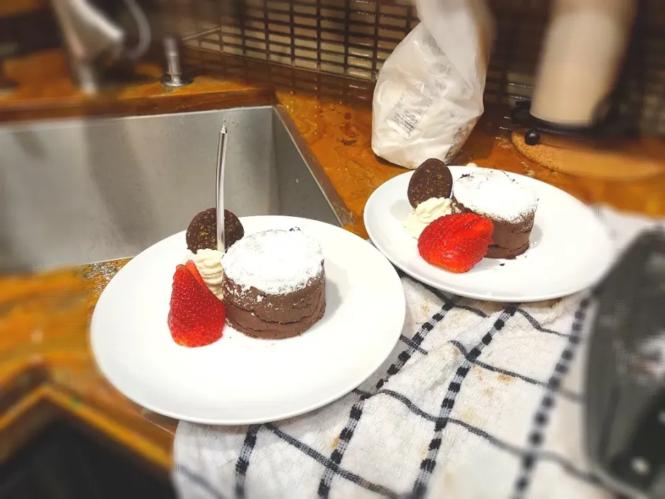 Snapdishの料理写真:Molten chocolate cake|Shawnie Breezyさん