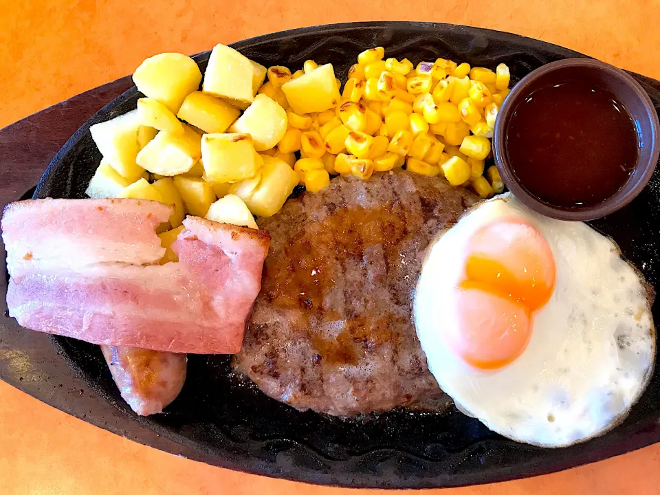 双子の目玉焼きのミックスグリル😊|なお🅿️さん