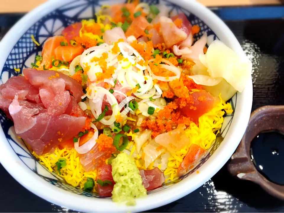 Snapdishの料理写真:海鮮ちらし丼 ¥710|Blue Moon Caféさん