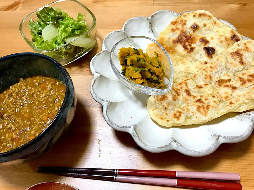 Snapdishの料理写真:手作りナンとカレー|nonchimさん