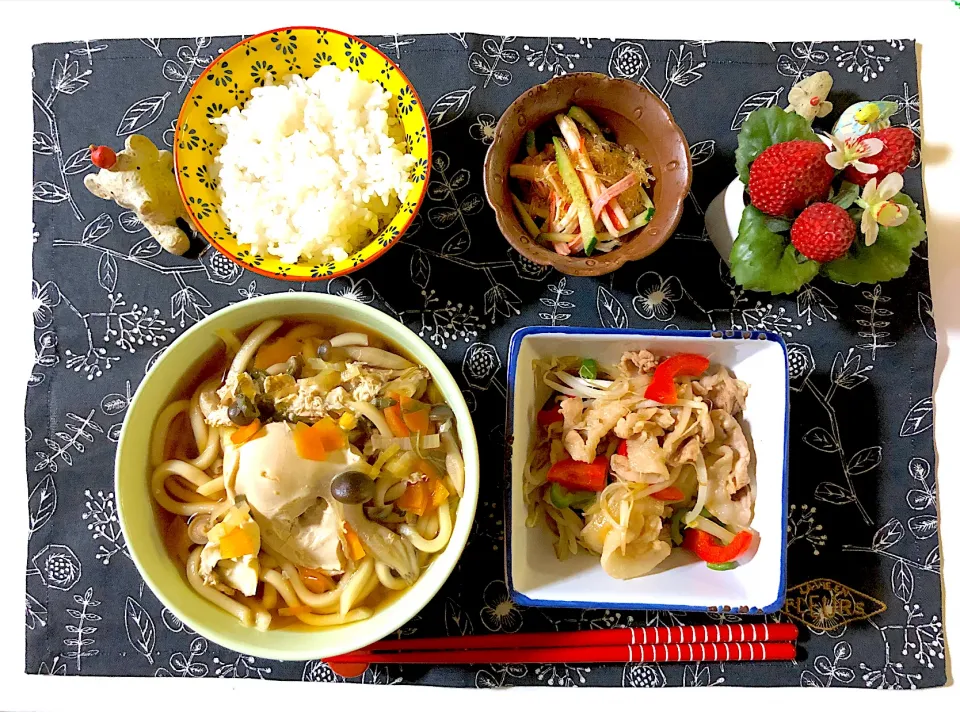 煮込みうどん、肉野菜炒め、海藻麺のサラダ|syamさん