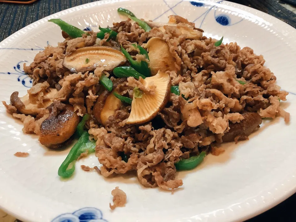 牛肉と椎茸のオイスター炒め😋|アライさんさん