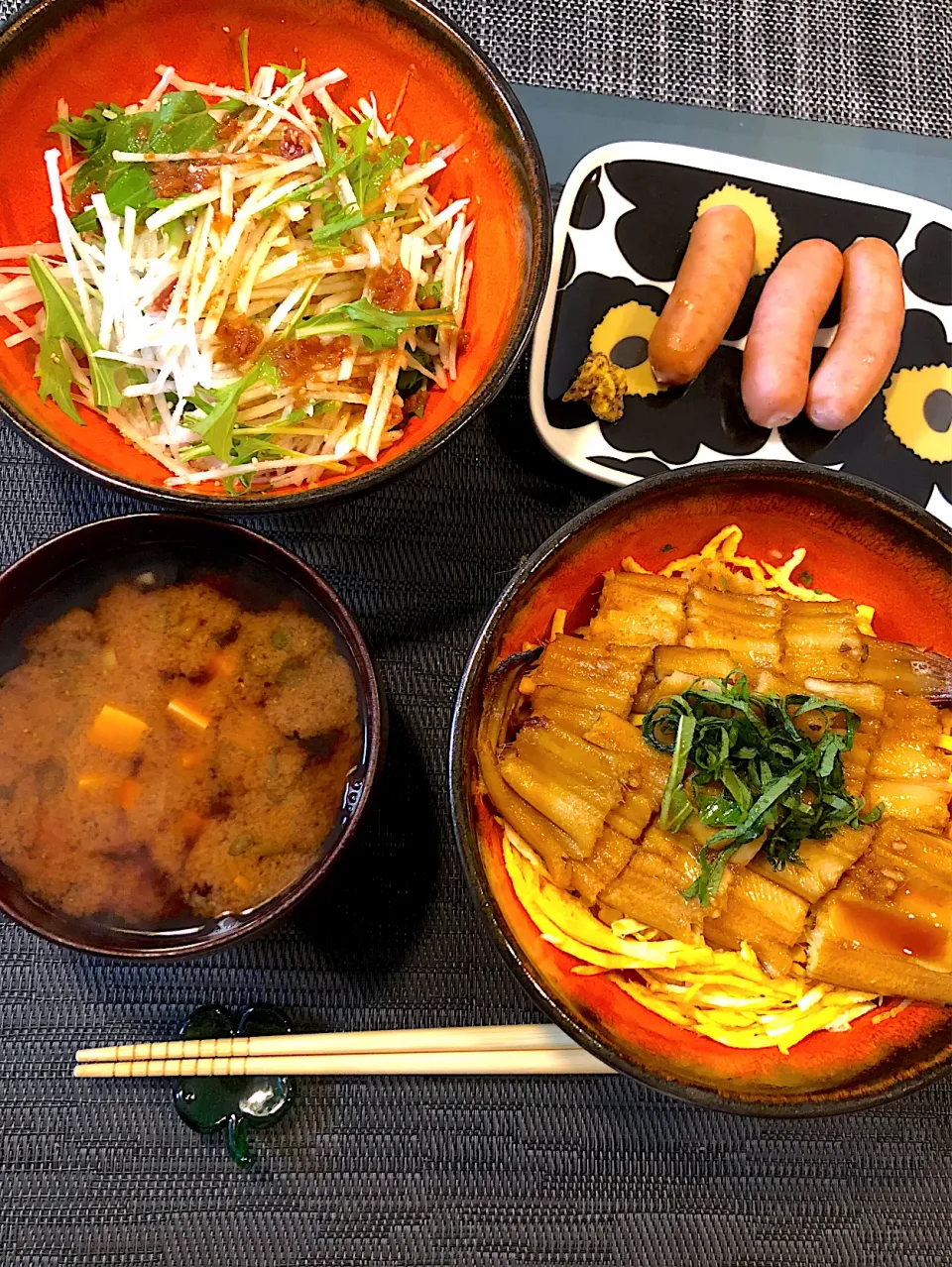 穴子丼、大根と水菜の梅サラダ、ウィンナー、豆腐の味噌汁|okmtsekさん