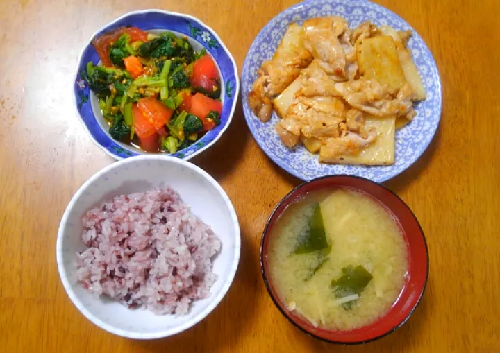 ３月１７日　豚肉と長いものオイスター炒め　ほうれん草とトマトのサラダ　えのきとわかめのお味噌汁|いもこ。さん