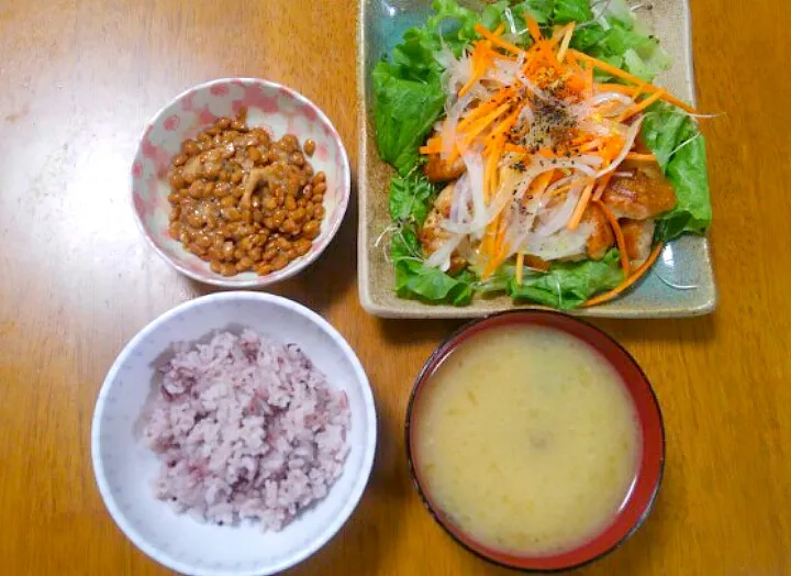 Snapdishの料理写真:３月１９日　鶏肉と野菜のさっぱり南蛮だれ　納豆　なめことわかめのお味噌汁|いもこ。さん