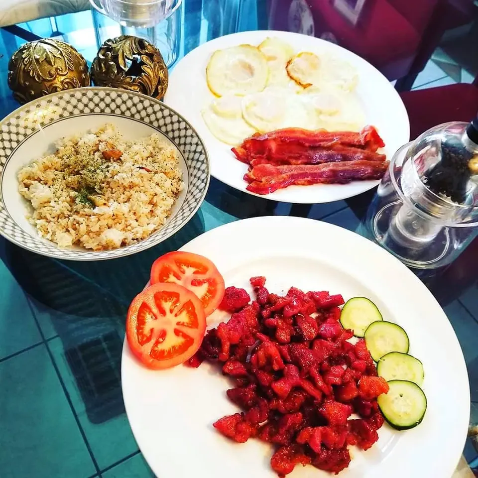 Fried rice ,pork tocino,sunny side up eggs and bacon for breakfast|Keith Staplesさん