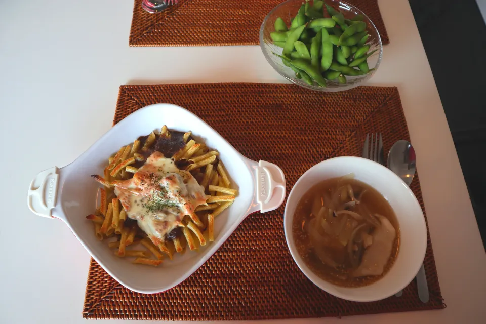 今日の昼食 焼きカレーペンネ、冷凍餃子の塩麹スープ、枝豆|pinknari🐰🌈さん