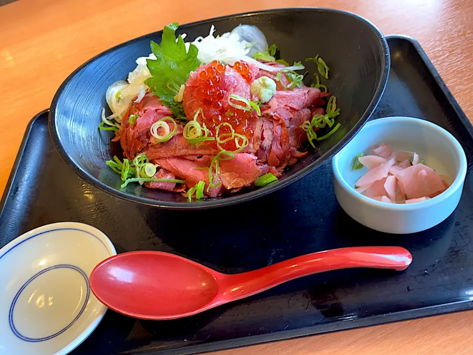 いくらのせ鮪たたきローストビーフ丼|Hitomiさん