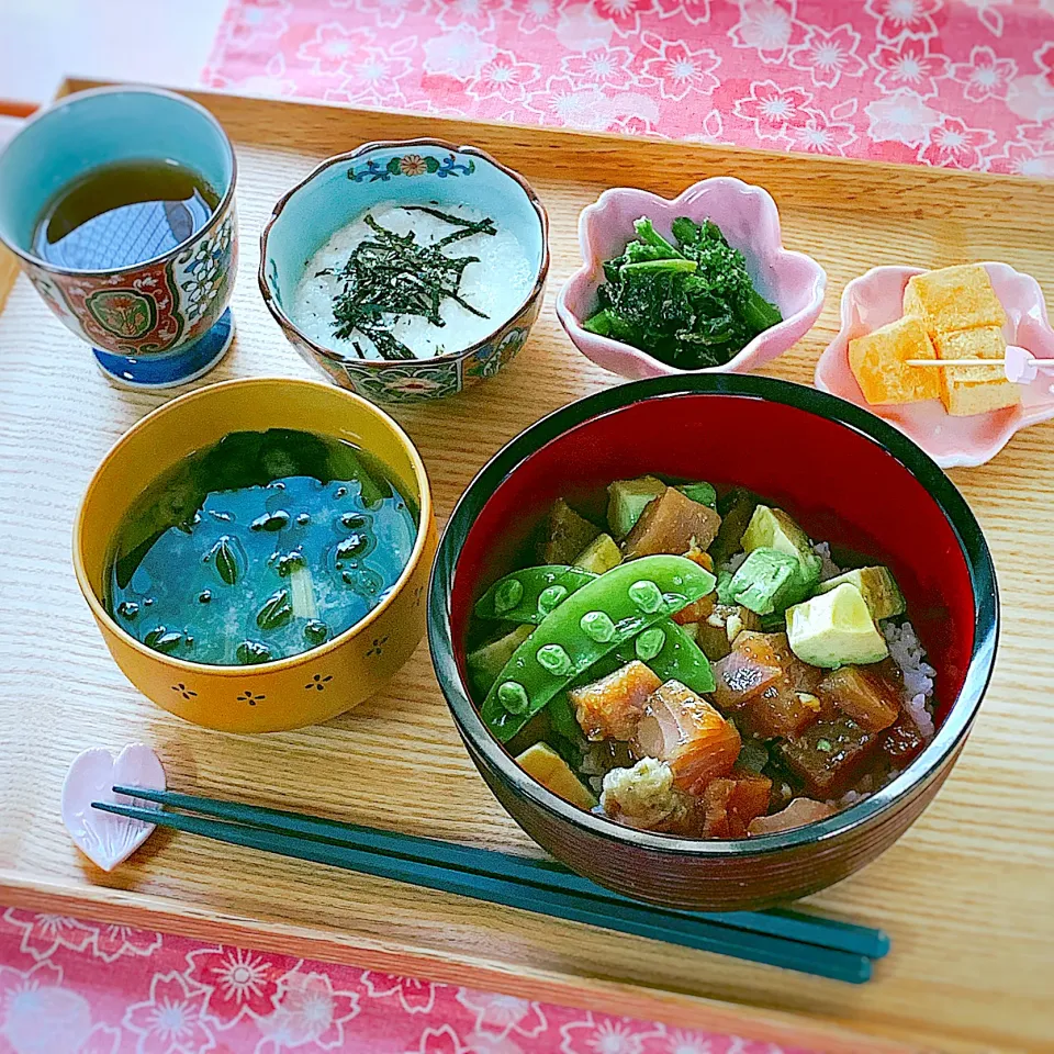 菜の花の胡麻和え、アボカドとマグロの漬け丼、江戸菜とワカメの味噌汁、とろろ|アスママさん