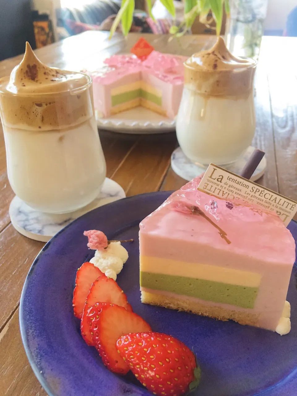 Snapdishの料理写真:桜ムースケーキとタルゴナコーヒーでホッとひと息|naruさん