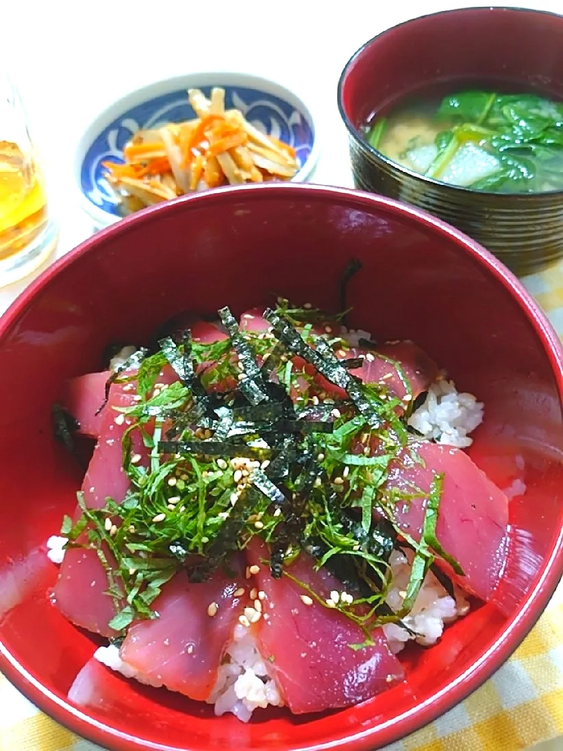 マグロ漬け丼
今年初の味噌汁も作りました。

我が家は味噌汁は年に数回しか作りません。
わけあって…|🍒ふみりん🍒さん