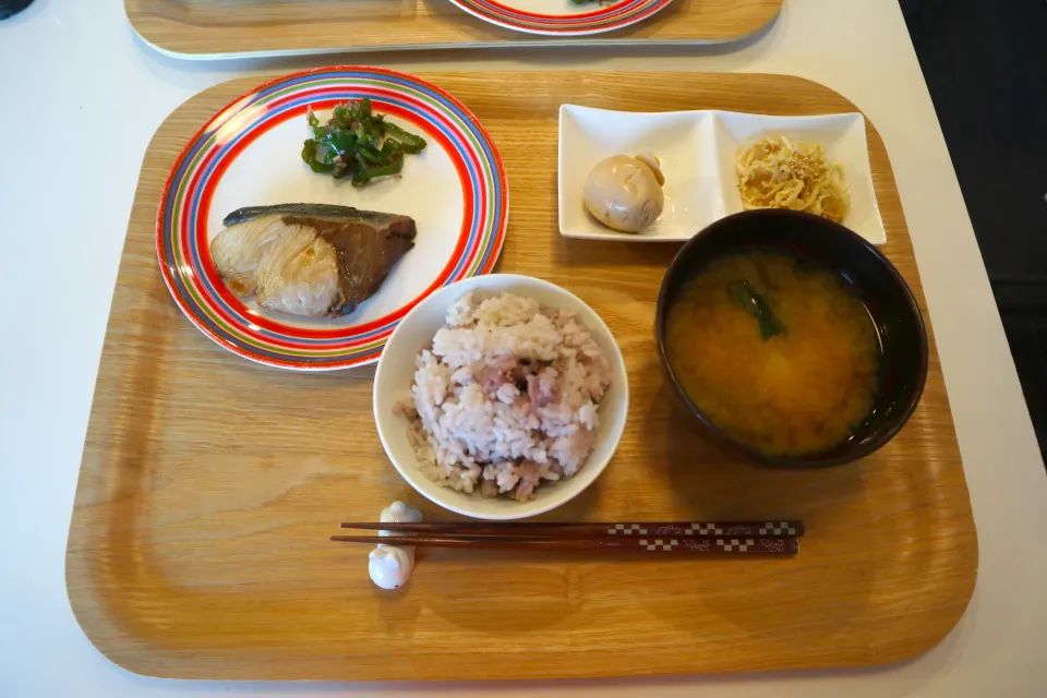 今日の夕食 ぶりの煮付け、ピーマンのおかか炒め、味付き卵、切り干し大根のナムル、雑穀米、じゃがいもとわかめの味噌汁|pinknari🐰🌈さん