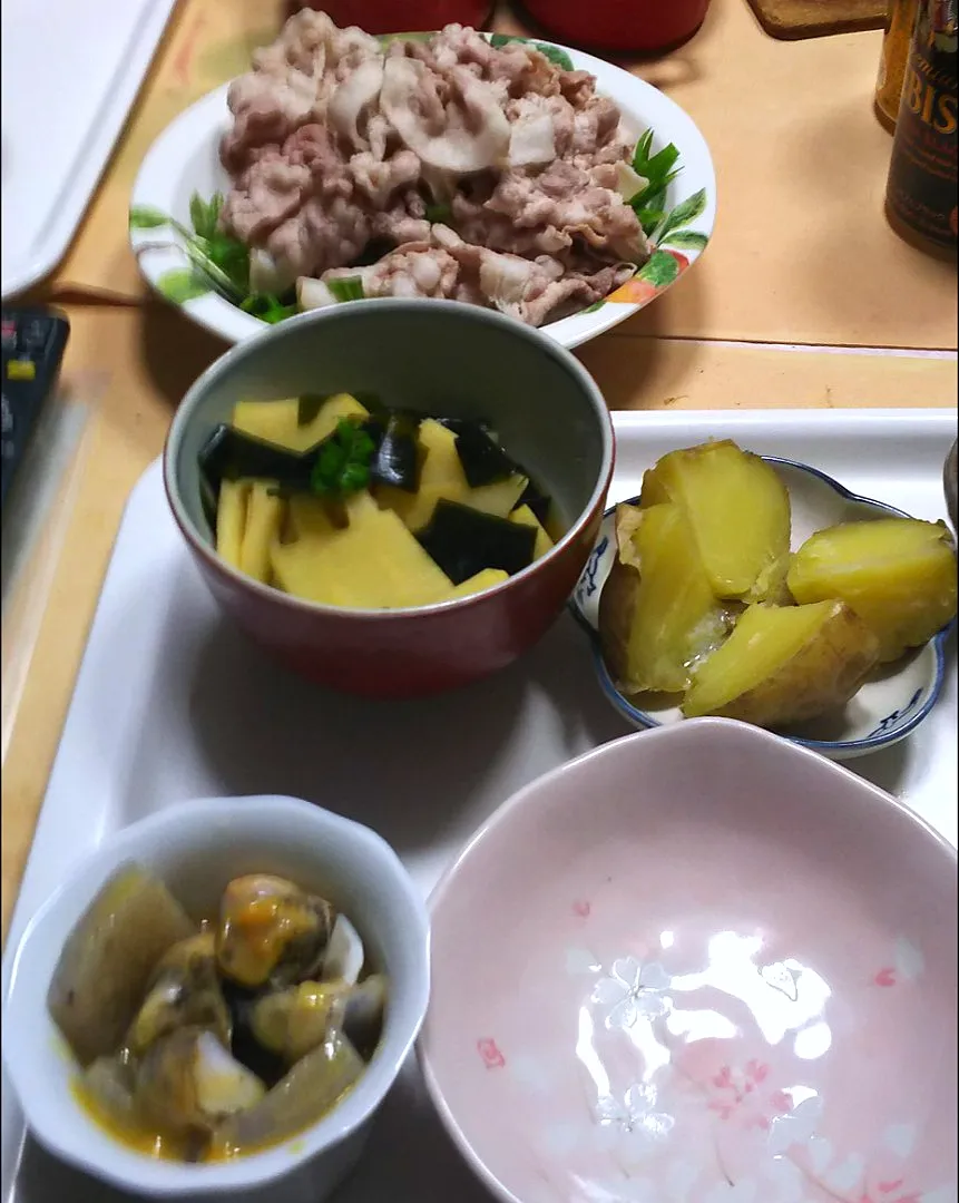 Snapdishの料理写真:4／6（月）夕食。豚冷しゃぶ。若竹煮。つぶとこんにゃくの酢味噌あえ。じゃがバター。|へいちゃんさん