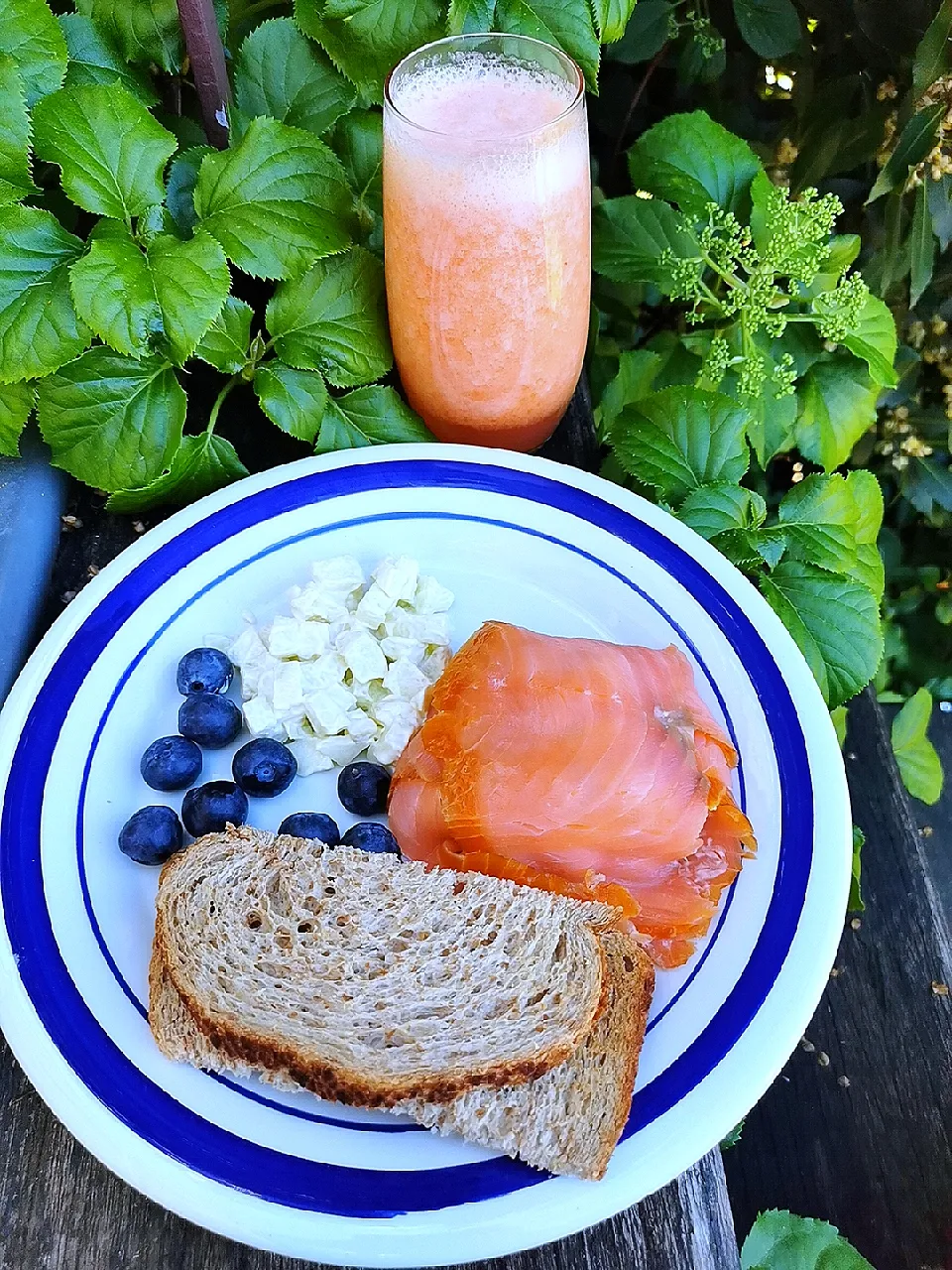 Salmon fill in with apple salad 😋|Njluycxさん