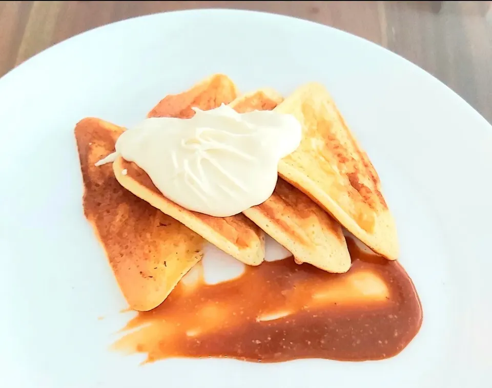 pancake with whipped creme and caramel sauce|lansさん