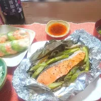 Snapdishの料理写真:一汁三菜の 夕食❇️

 鮭のホイル焼き
 エビ🦐とアボガド🥑の生春巻
 トマト🍅のマリネ
 豆ご飯🍚
 春キャベツの味噌汁|びせんさん