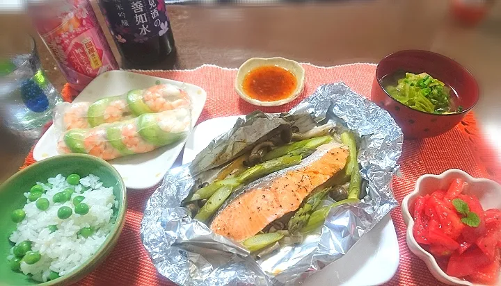 一汁三菜の 夕食❇️

 鮭のホイル焼き
 エビ🦐とアボガド🥑の生春巻
 トマト🍅のマリネ
 豆ご飯🍚
 春キャベツの味噌汁|びせんさん