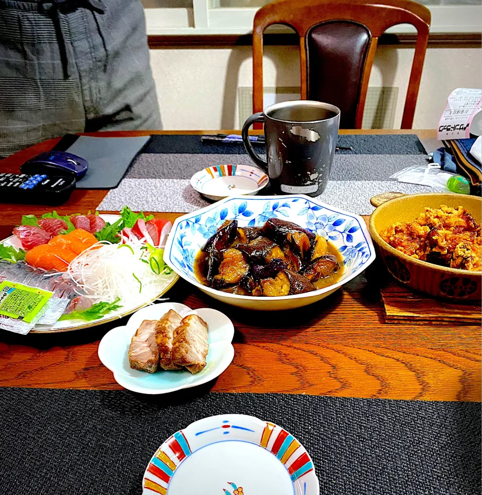 4月10日　晩ごはん　お刺身盛り合わせ、唐揚げ、煮豚の煮汁で茄子の煮物、残り物|yakinasuさん