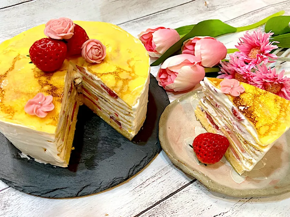 いちごクレープ🍓   チョコクリームで作ったお花をトッピング🌹|makoさん